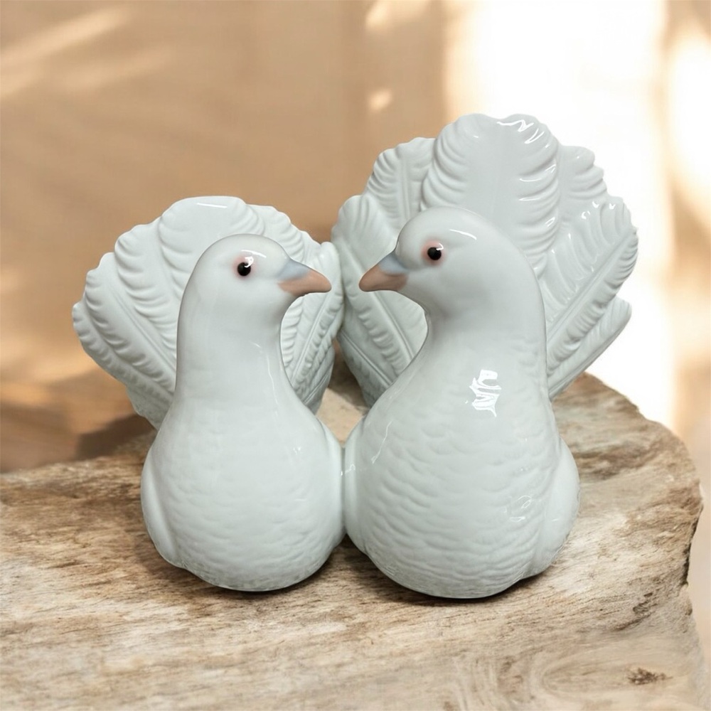 LLADRÓ Porcelain White Glossy Pair of Doves. Lovers Dove Figurines made in Spain